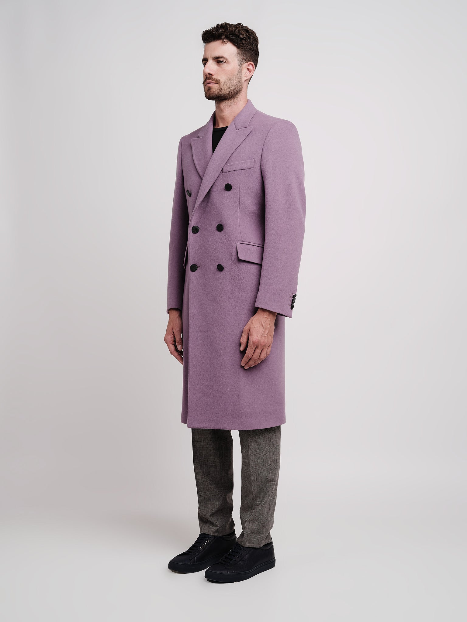 Cappotto doppiopetto con spalla dritta in panno di lana color malva