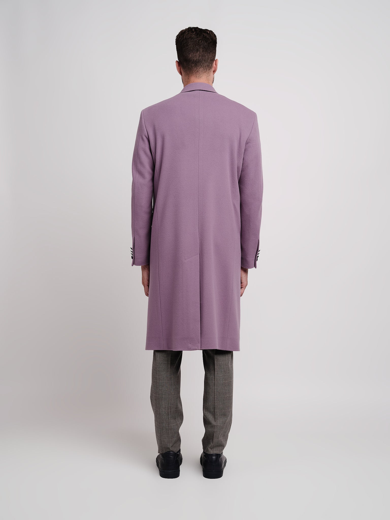Cappotto doppiopetto con spalla dritta in panno di lana color malva