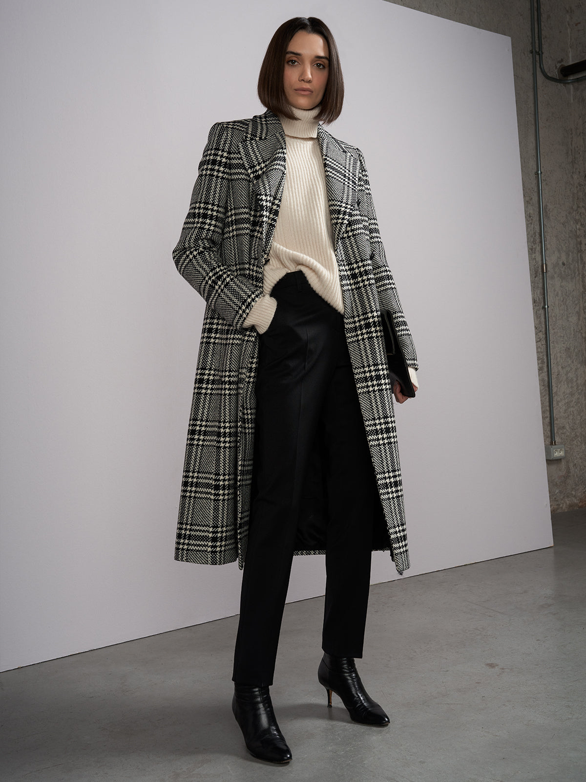 Double-breasted coat in black and white wool maxi wales