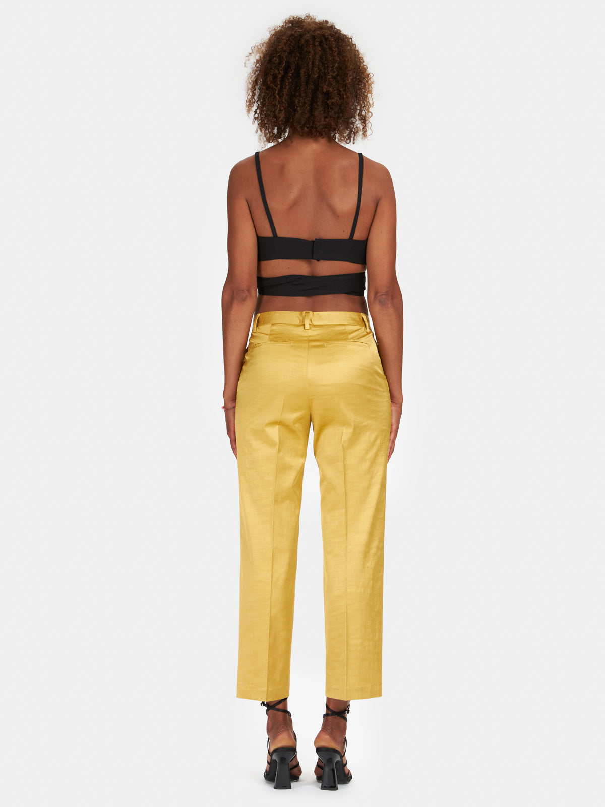 Pantalone dritto in raso di cotone color miele